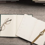 concepto-de-leer-con-gafas-y-reloj